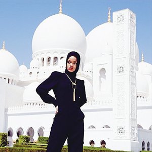 Corren a Rihanna de mezquita