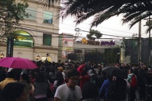 Aproximadamente dos mil 600 fans de Lovato provocaron bloqueos a la avenida Palmas que afectaron la 