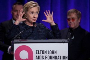Clinton acept con alegra el primer premio de los fundadores de la Fundacin Elton John 