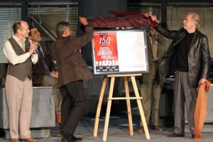 Hctor Surez y Fernando Lujn develando la placa conmemorativa por las 150 representaciones de la p