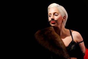 Lady Gaga se present con el pelo corto y blanco, bigotes y un escaso atuendo negro en ese recinto, 