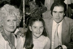 La actriz con su hija Maria Rebeca y quien fiera su esposo, el actor Jos Alonso