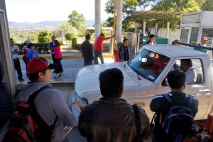 Los profesores tomaron la caseta de Huitzo, en la salida de Oaxaca a la Ciudad de Mxico, para dejar