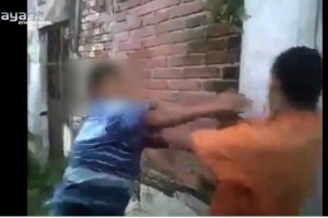 En el video, los adultos alientan el matrato al menor con s�ndrome de Down