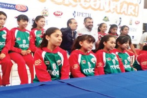Dafne Shecid D�az (tercera de izq. a der. en la fila trasera) junto con sus compa�eras del equipo La