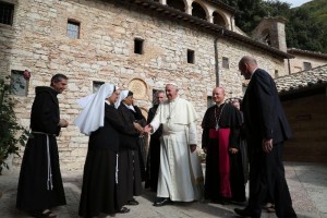 El papa Francisco es recibido por varias monjas, durante su visita a la Ermita de las Crceles, en A