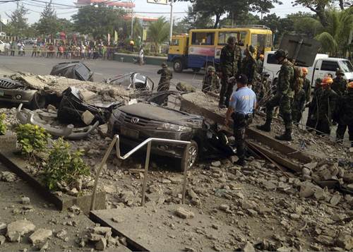Sismo de 7.2 grados en Filipinas deja 20 muertos Soldados inspeccionan varios coches que permanecen bajo los escombros tras el terremoto de 7,2 grado
