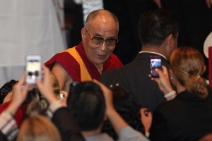 S�lo orando no se lograr� la paz mundial: Dalai Lama