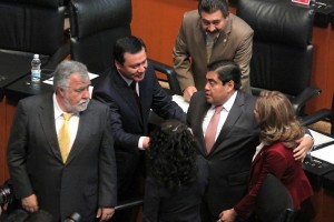 El secretario Osorio en compaa de senadores perredistas durante su comparencencia, como parte de l
