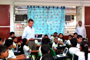 Pea entrega computadoras a estudiantes en Tabasco 