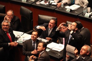 El Senado mexicano avala puntos clave de la reforma fiscal propuesta por el presidente Enrique Pea 