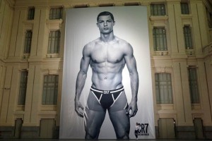 Ronaldo promociona su nueva colecci�n de ropa interior con una foto gigante que adorna el Ayuntamien