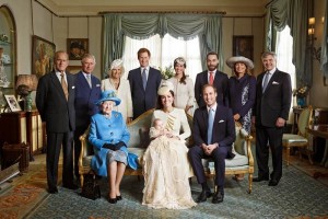 En esta fotografa aparece la familia real a un lado y, a otro, los Middleton, todos muy sonrientes 