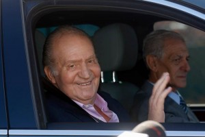 El Monarca sali� del centro sanitario en autom�vil, desde donde dirigi� unas palabras a los numeroso