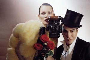 Como anticipo del nmero de diciembre, la revista britnica publica una imagen de Galliano vestido c