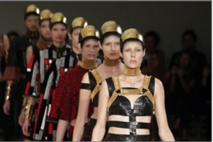 Una amplia gama de colores en la pasarela de McQueen