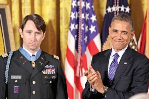 Obama, durante la condecoracin a un soldado. El mandatario se reuni con el liderazgo demcrata par