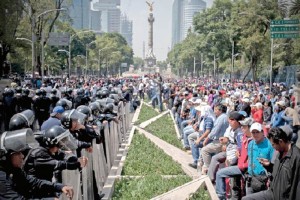 Maestros disidentes bloquearon ayer nuevamente Paseo de la Reforma durante ocho horas, en el tramo q