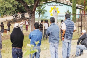 Padres de familia de la Secundaria Tcnica 114, de Suchilquitongo, Oaxaca, vigilan la escuela por tu