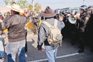 Ayer por la ma�ana integrantes de la CNTE intentaron bloquear las inmediaciones del aeropuerto capit