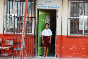 Paloma en su sal�n de la escuela primaria Jos� Urbina L�pez cuando curs� sexto de primaria