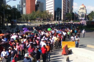El contingente de profesores avanza por Paseo de la Reforma, Avenida Jurez y Balderas