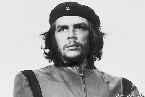 En la clebre imagen se muestra al Che con la mirada fija en el infinito, con pelo largo y barba, vi