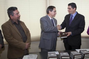 El artista Armando Lara (izq.) junto al embajador de Espaa en Honduras, Luis Belzuz de los Ros (ce