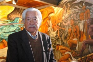 Luis Nishizawa posa frente a su mural 