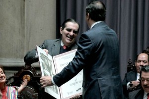 Guillermo Tovar y de Teresa recibiendo en 2009 del entonces jefe de gobierno capitalino, Marcelo Ebr