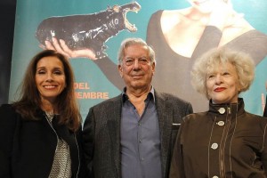 El escritor peruano Mario Vargas LLosa, la directora teatral Magi Mira (der.), y la cantante y actr