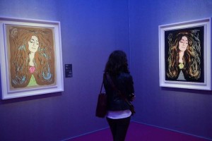Una visitante observa dos serigrafas del artista estadounidense Andy Warhol tituladas 