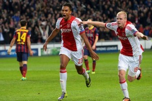 Ajax aprovech� la local�a para vencer al Barcelona.