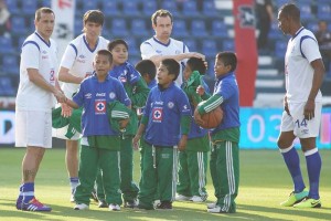 Los ni�os triquis aparecieron en la cancha del Azul