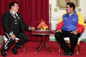 El presidente Nicol�s Maduro recibi� la noche del viernes en la casa de gobierno al cantautor Juan G