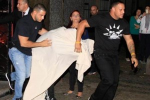 Justin Bieber sale tapado con una sbana de un prostbulo de Rio 