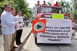 El gobernador ngel Aguirre Rivero dio el banderazo de salida a los camiones que repartirn las 26 m
