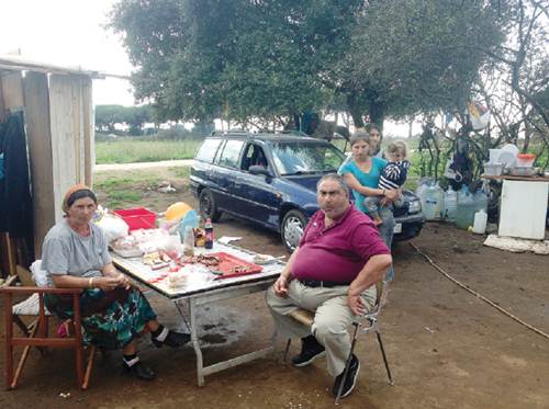 El estigma gitano en Italia Un gitano come con su esposa y unas jvenes, en el campamento Castel Romano