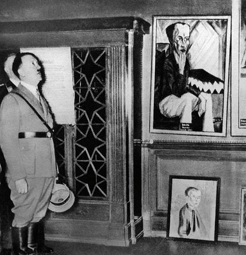 En esta imagen de 1935, Adolfo Hitler mira algunas piezas del llamado 