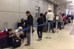 'Fuimos sorprendidos por el tiroteo en el aeropuerto' 'Estaremos aqu entre dos y cuatro horas retenidos, como una medida de seguridad', relat Alex a est