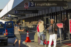 El aeropuerto de Los �ngeles amaneci� hoy con una terminal a�n inactiva pero con rapidez en sus cola
