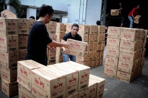 Voluntarios descargan cajas con sopas instantneas en la base area de Villamor en la ciudad de Pasa