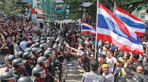 Manifestantes toman cuartel en Tailandia