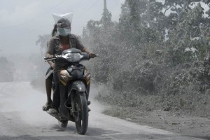 Evacuan a ms de mil 500 por erupcin de volcanes en Indonesia La entrada en erupcin del volcn Sinabung, en Indonesia, oblig a miles a huir de sus casas