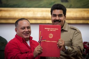 Maduro recibi de manos del presidente de la Asamblea Nacional, Diosdado Cabello, la Ley Habilitante