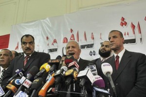 Mohamed al-Damaty (centro), portavoz oficial del comit de defensa del depuesto presidente egipcio M