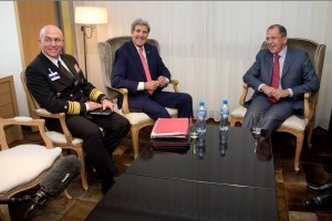 El secretario norteamericano de Estado, John Kerry, al centro, el vicealmirante estadounidense Kurt 