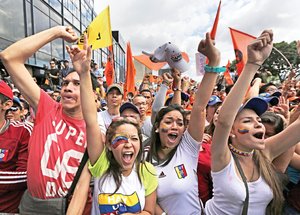 Miles marchan contra Maduro