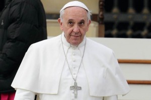 El papa Francisco llega a la Plaza de San Pedro, previo a dirigir su audiencia general semanal