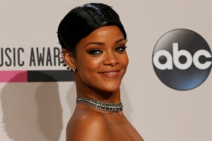 POLMICA. La cantante barbadense, Rihanna, caus revuelo el pasado domingo cuando lleg a la gala de los premi